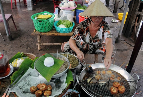 Cửa hàng bánh cóng của gia đình Bà Trầm Thị Đào, xã Đại Tâm, Huyện Mỹ Xuyên, có truyền thống gia truyền với 3 thế hệ chế biến bánh cóng.