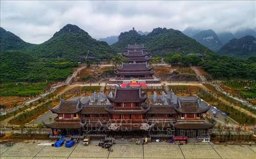 Quần thể chùa có diện tích khoảng 5.100 ha, với gần 1.000 ha hồ nước, 3.000 ha núi đá, rừng tự nhiên… cùng nhiều thung lũng, 3 mặt bao bọc bởi núi, trước là hồ Tam Chúc với 6 quả núi nhỏ. Ảnh: Thành Đạt - TTXVN Ba pho tượng Phật bằng đồng dát đồng đen, mỗi bức nặng 200 tấn đặt giữa trung tâm điện Tam Thế. Ảnh: Thành Đạt – TTXVN Trung tâm Hội nghị quốc tế được xây dựng nổi trên mặt hồ cao 31 m. Ảnh: Thành Đạt – TTXVN Điện Tam thế đã cơ bản hoàn thành. Ảnh: Thành Đạt – TTXVN Quần thể chùa Tam Chúc nhìn từ xa. Ảnh: Thành Đạt – TTXVN Quần thể chùa có diện tích khoảng 5.100 ha, với gần 1.000 ha hồ nước, 3.000 ha núi đá, rừng tự nhiên… cùng nhiều thung lũng, 3 mặt bao bọc bởi núi, trước là hồ Tam Chúc với 6 quả núi nhỏ. Ảnh: Thành Đạt – TTXVN Buổi tập huấn cho các tình nguyện viên phục vụ Đại lễ Vesak 2019. Ảnh: Thành Đạt – TTXVN Cờ của các quốc gia tham dự được treo trang trọng trước thềm Đại lễ Vesak 2019. Ảnh: Thành Đạt – TTXVN Chùa Tam Chúc được xây dựng đặc biệt với 12.000 bức tranh đá miêu tả các sự tích của Đức Phật được những nghệ nhân tạc bằng đá núi lửa ở Indonesia. Ảnh: Thành Đạt - TTXVN