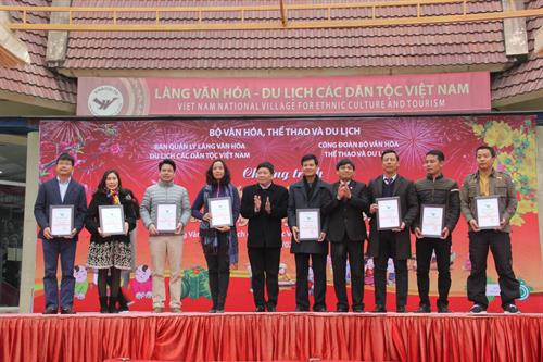 BTC trao Giấy chứng nhận cho các tổ chức, cá nhân đã đóng góp ủng hộ Chương trình. Ảnh: Phạm Hương