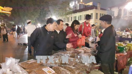 Các gian hàng giới thiệu sản vật đặc trưng của Điện Biên. Ảnh: Đinh Thuận - TTXVN Các gian hàng giới thiệu sản vật đặc trưng của Điện Biên. Ảnh: Đinh Thuận - TTXVN