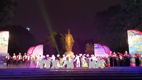 Biểu diễn chương trình nghệ thuật "Về Điện Biên, về miền Hoa Ban". Ảnh: Đinh Thuận - TTXVN Biểu diễn chương trình nghệ thuật "Về Điện Biên, về miền Hoa Ban". Ảnh: Đinh Thuận - TTXVN