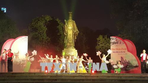 Biểu diễn chương trình nghệ thuật "Về Điện Biên, về miền Hoa Ban". Ảnh: Đinh Thuận - TTXVN Biểu diễn chương trình nghệ thuật "Về Điện Biên, về miền Hoa Ban". Ảnh: Đinh Thuận - TTXVN