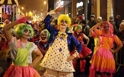 Derry là một trong hai thành phố của Bắc Ireland. Người ta gọi Derry là “điểm đến Halloween” tuyệt vời nhất thế giới. Đến Derry vào mùa lễ hội, bạn sẽ được cùng với bạn bè, người thân của mình hóa trang và đi dạo phố, xem những đoàn diễu hành quanh phố và cả màn bắn pháo hoa ngoạn mục bên bờ sông Foyle. (Ảnh: Independent)