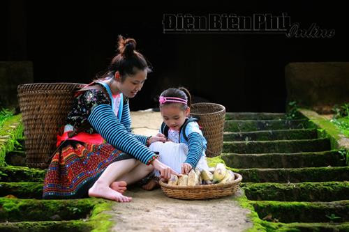 Bên bếp lửa. Ảnh: V.T.C Bếp nội trú của học sinh vùng cao Tả Sìn Thàng (Tủa Chùa). Ảnh: V.T.C Chị em. Ảnh: V.T.C Giờ ra chơi. Ảnh: V.T.C Làm bánh trôi. Ảnh: V.T.C Bên hiên nhà. Ảnh: V.T.C Niềm vui đến trường. Ảnh: V.T.C Qua cầu. Ảnh: V.T.C Trò chơi tuổi thơ. Ảnh: V.T.C