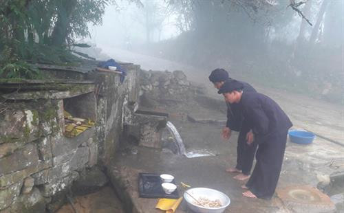 Từ ngày mùng 8 tháng Giêng, người Hà Nhì đen ở thôn Lao Chải 1 đã mổ gà, mổ chó làm lễ căng dây cấm bản trong 5 ngày để thực hiện lễ Gà Ma Do. Rạng sáng mùng 9 tháng Giêng, các gia đình làm cơm cúng tổ tiên ở bàn thờ gia tiên. Một người cao tuổi trong thôn được lựa chọn mang lửa đến đầu nguồn nước của bản để nổi lửa đun nước. Mỗi gia đình cử một nam thanh niên mang một thanh củi đến góp và tham gia lễ cúng đầu nguồn nước. Mọi người cùng thu gom rác, dọn vệ sinh, làm sạch khu vực có nguồn nước của bản. Thầy cúng mổ một đôi gà trống mái làm lễ hiến tế Thần Nước. Các lễ vật gồm thịt gà, thịt lợn, chè gừng, rau, rượu… được đặt lên bàn thờ đá. Hai thầy cúng làm lễ cúng thể hiện sự thành kính, tri ân Thần Nước, cầu mong vị thần ban cho thôn những điều tốt đẹp. Sau lễ cúng Thần Nước, thầy cúng là người đầu tiên được phép lấy nước để mang đi làm lễ cúng Thần Rừng tại rừng cấm của thôn. Đại diện các gia đình khấn vái trước bàn thờ đá với tâm nguyện bảo vệ nguồn nước của thôn. Từ ngày mùng 8 tháng Giêng, người Hà Nhì đen ở thôn Lao Chải 1 đã mổ gà, mổ chó làm lễ căng dây cấm bản trong 5 ngày để thực hiện lễ Gà Ma Do. Rạng sáng mùng 9 tháng Giêng, các gia đình làm cơm cúng tổ tiên ở bàn thờ gia tiên. Một người cao tuổi trong thôn được lựa chọn mang lửa đến đầu nguồn nước của bản để nổi lửa đun nước. Mỗi gia đình cử một nam thanh niên mang một thanh củi đến góp và tham gia lễ cúng đầu nguồn nước. Mọi người cùng thu gom rác, dọn vệ sinh, làm sạch khu vực có nguồn nước của bản. Thầy cúng mổ một đôi gà trống mái làm lễ hiến tế Thần Nước. Các lễ vật gồm thịt gà, thịt lợn, chè gừng, rau, rượu… được đặt lên bàn thờ đá. Hai thầy cúng làm lễ cúng thể hiện sự thành kính, tri ân Thần Nước, cầu mong vị thần ban cho thôn những điều tốt đẹp. Sau lễ cúng Thần Nước, thầy cúng là người đầu tiên được phép lấy nước để mang đi làm lễ cúng Thần Rừng tại rừng cấm của thôn. Đại diện các gia đình khấn vái trước bàn thờ đá với tâm nguyện bảo vệ nguồn nước của thôn.