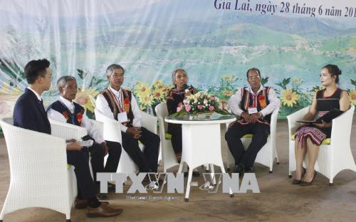 Người có uy tín trao đổi kinh nghiệm trong các hoạt động xã hội, giữ vững an ninh trật tự. Ảnh: Dư Toán - TTXVN Người có uy tín trao đổi kinh nghiệm trong các hoạt động xã hội, giữ vững an ninh trật tự. Ảnh: Dư Toán - TTXVN