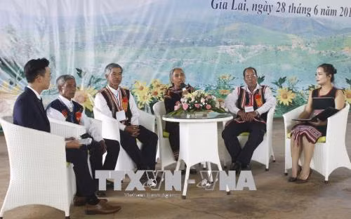 Người có uy tín trao đổi kinh nghiệm trong các hoạt động xã hội, giữ vững an ninh trật tự. Ảnh: Dư Toán - TTXVN