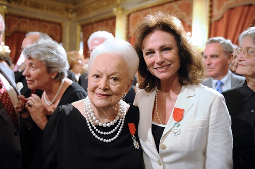 Ngôi sao Olivia de Havilland (trái) chụp ảnh với nữ diễn viên Anh Jacqueline Bisset (phải) tại Paris, Pháp ngày 9/9/2010. AFP/TTXVN