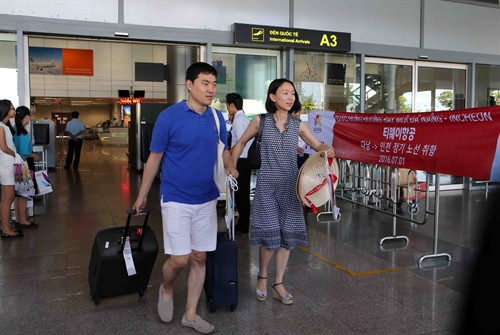 Những hành khách đầu tiên đến sân bay quốc tế Đà Nẵng trên chuyến bay thẳng Seoul – Đà Nẵng của Hãng hàng không T’way, chiều 1/7 Ảnh: Trần Lê Lâm - TTXVN Những hành khách đầu tiên đến sân bay quốc tế Đà Nẵng trên chuyến bay thẳng Seoul – Đà Nẵng của Hãng hàng không T’way, chiều 1/7 Ảnh: Trần Lê Lâm - TTXVN