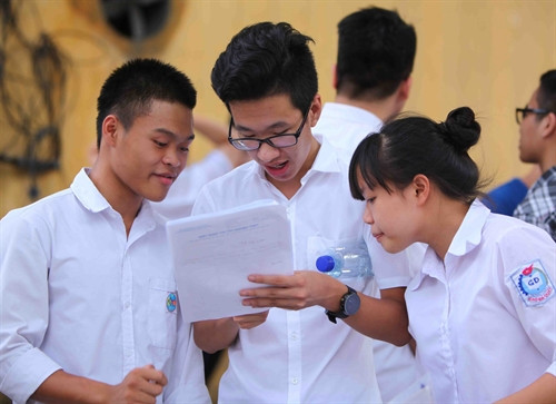 Các thí sinh trao đổi bài sau khi hoàn thành môn thi Ngoại ngữ tại Hội đồng thi Trường Đại học Bách khoa Hà Nội. Ảnh: Quý Trung – TTXVN Các thí sinh trao đổi bài sau khi hoàn thành môn thi Ngoại ngữ tại Hội đồng thi Trường Đại học Bách khoa Hà Nội. Ảnh: Quý Trung – TTXVN