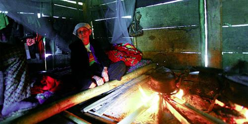 Mùa đông người già được ưu tiên nằm gần bếp