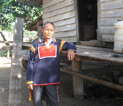 Trưởng thôn Ama Thiệu trước ngôi nhà sàn của mình Trưởng thôn Ama Thiệu trước ngôi nhà sàn của mình