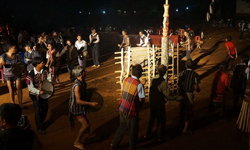 Cồng chiêng và múa xoang trong lễ hội