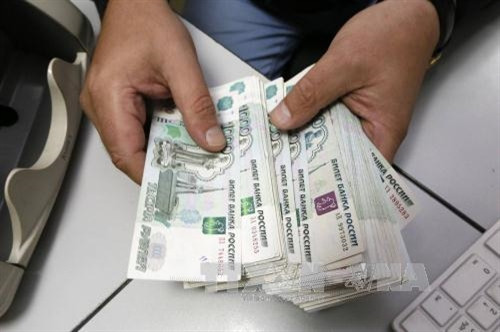Kiểm tiền ruble tại Moskva. Reuters/TTXVN
