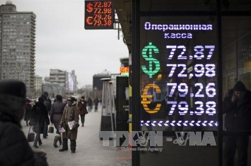 Bảng niêm yết tỷ giá đồng ruble tại Moskva ngày 30/12/2015. AP/TTXVN