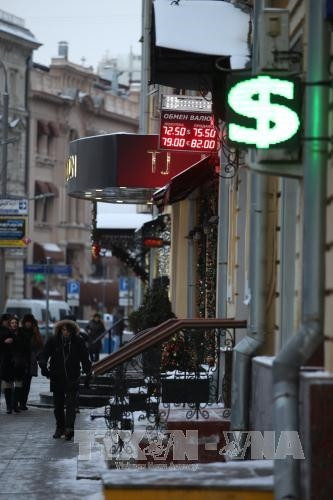 Bảng niêm yết tỉ giá đồng ruble của Nga so với đồng USD và Euro tại thủ đô Moskva ngày 7/1. THX/TTXVN