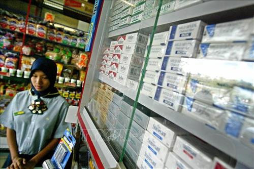 Thuốc lá được bày bán tại cửa hàng ở Kuala Lumpur, Malaysia. Ảnh: AFP/ TTXVN Thuốc lá được bày bán tại cửa hàng ở Kuala Lumpur, Malaysia. Ảnh: AFP/ TTXVN