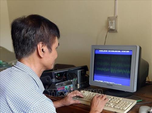 Cán bộ Trạm địa chấn Điện Biên kiểm tra giản đồ cường độ trận động đất. Ảnh: Phan Tuấn Anh - TTXVN Cán bộ Trạm địa chấn Điện Biên kiểm tra giản đồ cường độ trận động đất. Ảnh: Phan Tuấn Anh - TTXVN