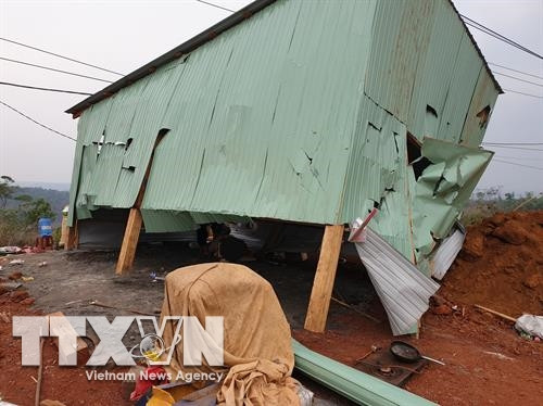 Một ngôi nhà tạm bị đập phá, xô ngã. Ảnh: Hưng Thịnh - TTXVN Một ngôi nhà tạm bị đập phá, xô ngã. Ảnh: Hưng Thịnh - TTXVN