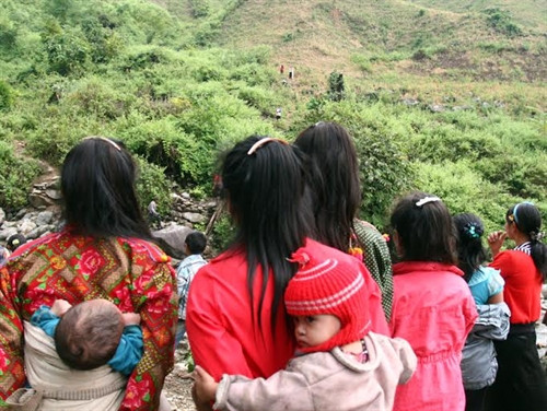 Dân làng và người thân lưu luyến tiễn cô dâu về nhà chồng.