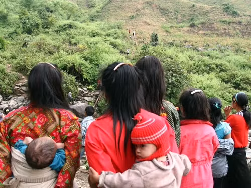 Dân làng và người thân lưu luyến tiễn cô dâu về nhà chồng.