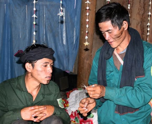 Trong bữa cơm cuối cùng trước khi đưa cô dâu về nhà chồng, hai ông mối sẽ lấy chiếc đầu gà cúng của bữa hôm đó, bóc lấy phần mỏ dưới để xem điều tốt xấu.