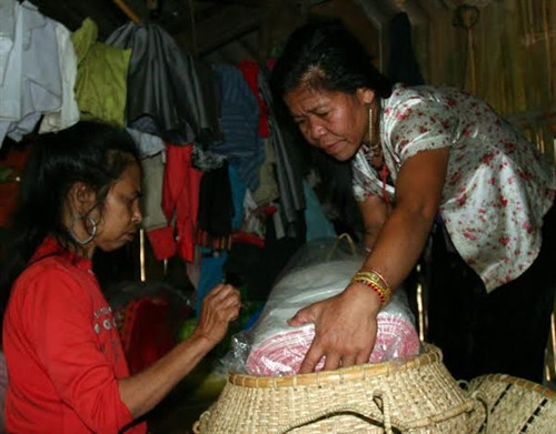 Khi nhà trai đưa dâu về, nhà gái sẽ phải chuẩn bị cho con những vật dụng thường ngày như quần áo, chăn màn, xoong nồi, bát đĩa...