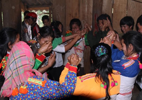 Để mừng cho cô dâu, chú rể và gia chủ, mọi người vừa ăn uống vừa hát múa chúc mừng.