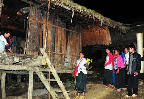 Đoàn đón dâu về đến nhà trai, tại đây mọi thủ tục đều thực hiện giống như bên nhà gái.