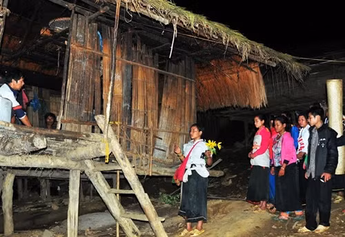 Đoàn đón dâu về đến nhà trai, tại đây mọi thủ tục đều thực hiện giống như bên nhà gái.