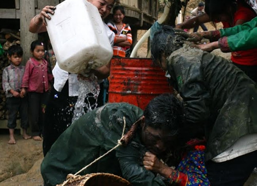… hất nước vào những người trong đoàn để chúc phúc cho cô dâu, chú rể.
