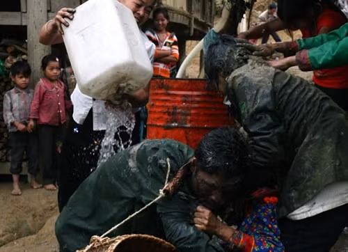 … hất nước vào những người trong đoàn để chúc phúc cho cô dâu, chú rể.