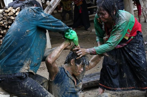 Thậm chí đổ rượu và bốc cả bùn bôi vào người, mặt những người trong đoàn để đoàn đi về nhà trai sẽ may mắn thuận lợi hơn.