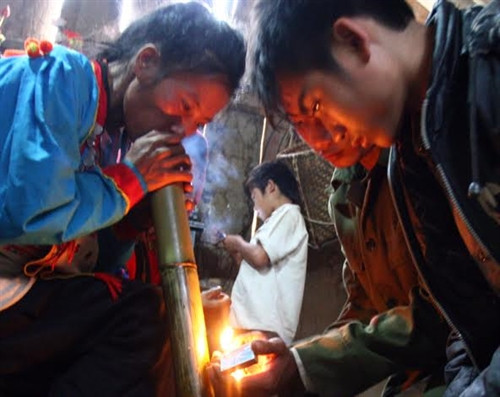 Đại diện cho bố mẹ của chú rể và chú rể mang điếu cày và thuốc lào đến từng mâm, quỳ xuống mời và châm thuốc cho từng người để tỏ lòng biết ơn, tôn trọng nhà gái và những người đến dự đám cưới.