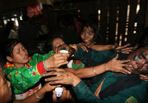 Nhà gái sẽ tìm mọi cách mời rượu, bôi nhọ nồi vào mặt ông mối và những người trong đoàn đón dâu để mong điều may mắn.