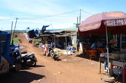 Chợ tạm Quảng Tín nhếch nhác không đảm bảo các yếu tố về phòng cháy chữa cháy và vệ sinh môi trường