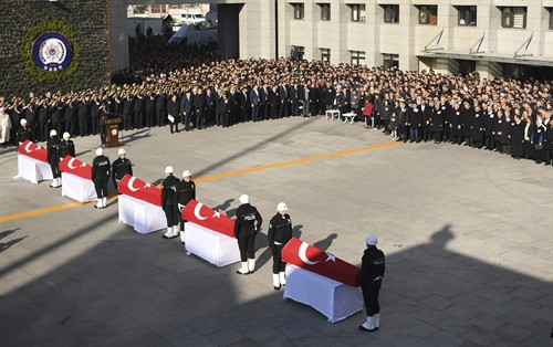 Tổng thống Thổ Nhĩ Kỳ Recep Tayyip Erdogan và gia đình các nạn nhân tham dự lễ tưởng niệm các cảnh sát thiệt mạng trong vụ đánh bom ở Istabul. AP/TTXVN