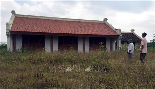 Cỏ mọc um tùm tại Nhà đón tiếp, Khu lưu niệm đồng chí Phùng Chí Kiên. Ảnh: Tá Chuyên - TTXVN Cỏ mọc um tùm tại Nhà đón tiếp, Khu lưu niệm đồng chí Phùng Chí Kiên. Ảnh: Tá Chuyên - TTXVN