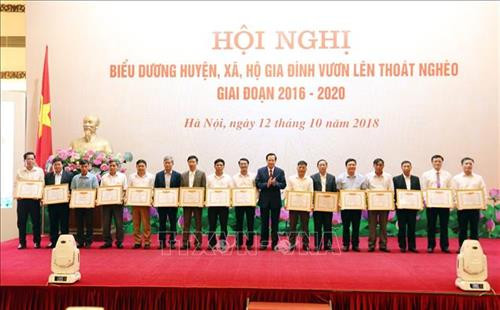 Bộ trưởng Bộ Lao động – Thương binh và Xã hội Đào Ngọc Dung tặng Bằng khen của Bộ trưởng cho 17 xã đặc biệt khó khăn vùng bãi ngang ven biển và hải đảo tại Hội nghị. Ảnh: Anh Tuấn – TTXVN Bộ trưởng Bộ Lao động – Thương binh và Xã hội Đào Ngọc Dung tặng Bằng khen của Bộ trưởng cho 17 xã đặc biệt khó khăn vùng bãi ngang ven biển và hải đảo tại Hội nghị. Ảnh: Anh Tuấn – TTXVN