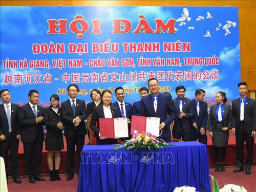 Ký kết biên bản ghi nhớ giữa Đoàn Thanh niên tỉnh Hà Giang và Châu Văn Sơn. Ảnh: Minh Tâm-TTXVN Ký kết biên bản ghi nhớ giữa Đoàn Thanh niên tỉnh Hà Giang và Châu Văn Sơn. Ảnh: Minh Tâm-TTXVN