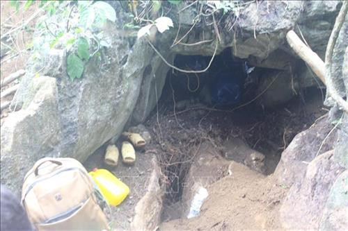 Nhiều hố khai thác đá quý rất sâu tại bãi Bưởi, xã Liễu Đô, huyện Lục Yên tiềm ẩn nguy cơ sạt lở. Ảnh: Tuấn Anh-TTXVN Nhiều hố khai thác đá quý rất sâu tại bãi Bưởi, xã Liễu Đô, huyện Lục Yên tiềm ẩn nguy cơ sạt lở. Ảnh: Tuấn Anh-TTXVN