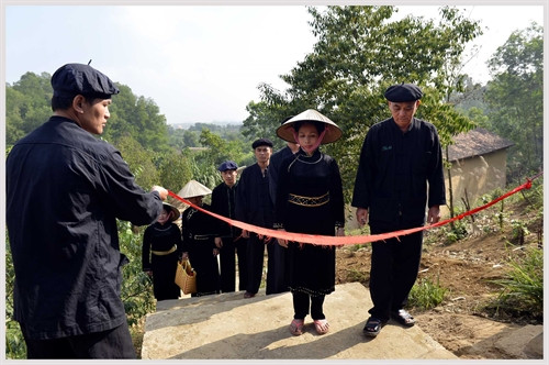 Sợi dây băng đỏ được nhà gái dỡ bỏ, khi hai bên có sự trao đổi một số thủ tục cần thiết trong nghi lễ cưới.