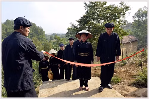 Sợi dây băng đỏ được nhà gái dỡ bỏ, khi hai bên có sự trao đổi một số thủ tục cần thiết trong nghi lễ cưới.