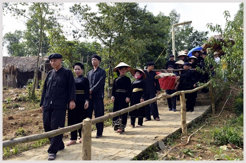 Đoàn đưa dâu về nhà trai.