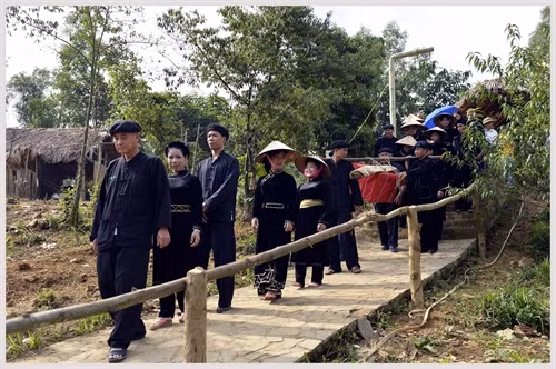 Đoàn đưa dâu về nhà trai.