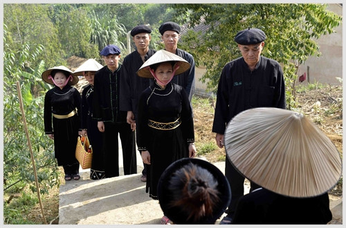 Sợi dây băng đỏ được nhà gái dỡ bỏ, khi hai bên có sự trao đổi một số thủ tục cần thiết trong nghi lễ cưới.