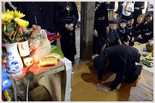 Cô dâu, chú rể khấn vái tổ tiên đằng nhà gái.