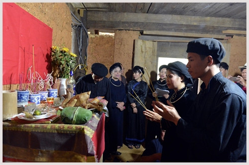 Cô dâu, chú rể khấn vái tổ tiên đằng nhà trai.