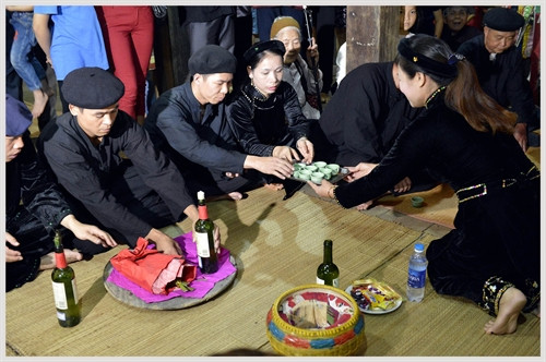 Cô dâu mời nước họ nhà trai.