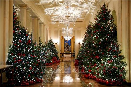 Cây thông Noel được trang trí rực rỡ tại Nhà Trắng, Washington D.C., Mỹ Ảnh: THX/ TTXVN Cây thông Noel được trang trí rực rỡ tại Nhà Trắng, Washington D.C., Mỹ Ảnh: THX/ TTXVN